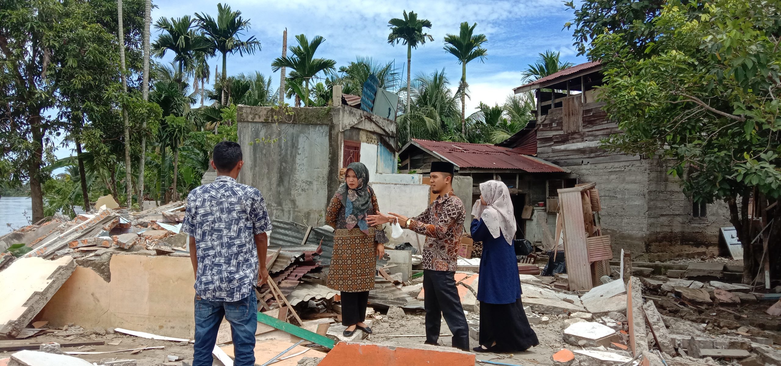 Tenaga Profesional Baitul Mal Aceh Selatan Tinjau Lokasi Abrasi Sungai Kluet
