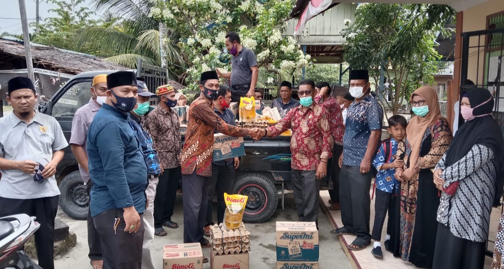 Muspika dan Seluruh Keuchik Di Kluet Utara Salurkan Bantuan Kepada Korban Abrasi Kedai Padang