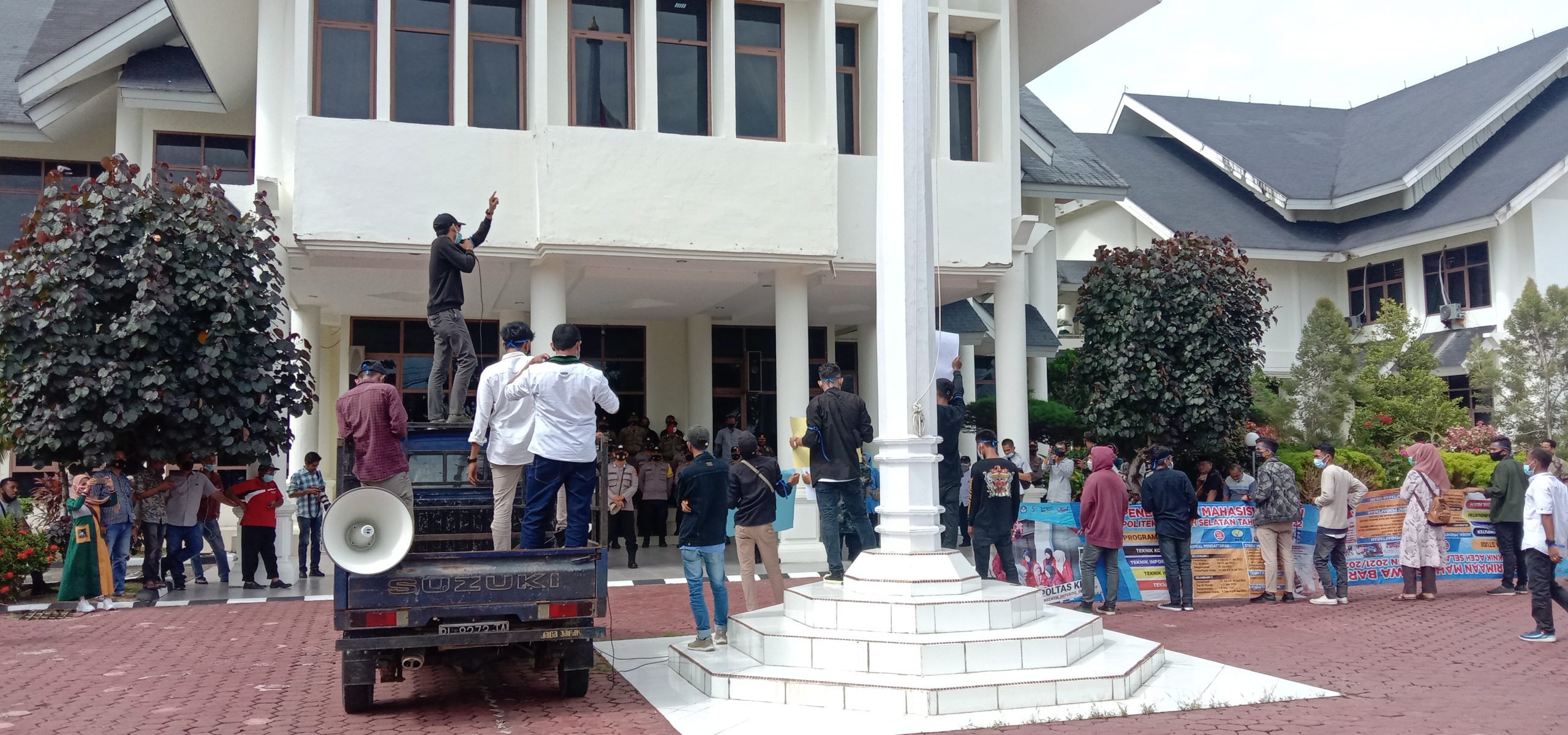 Dalam Orasinya Di Kantor Bupati Aceh Selatan, GERPAS Ajak Kapolda dan Kajati Aceh “Jalan-Jalan” Ke Aceh Selatan