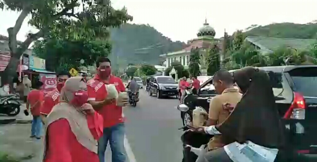 Peringati HUT ke-13, Paguyuban SRC Negeri Pala Aceh Selatan Bagi – Bagi Takjil