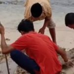 Belasan Kuburan di Labuhanhaji Timur Digerus Ombak