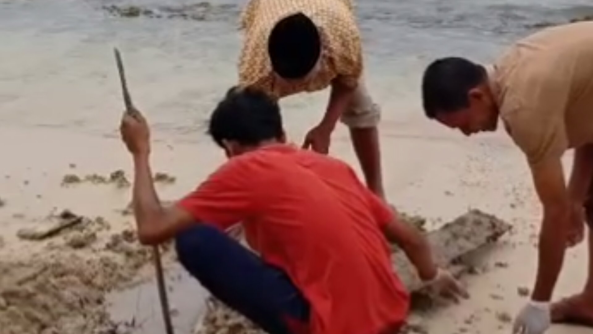 Belasan Kuburan di Labuhanhaji Timur Digerus Ombak