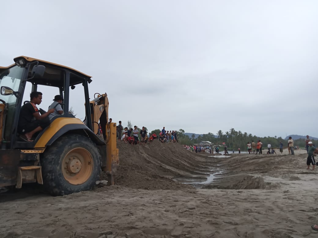 Atasi Luapan Banjir, BPBD Aceh Selatan Turunkan Alat Berat Bobol Muara Sungai