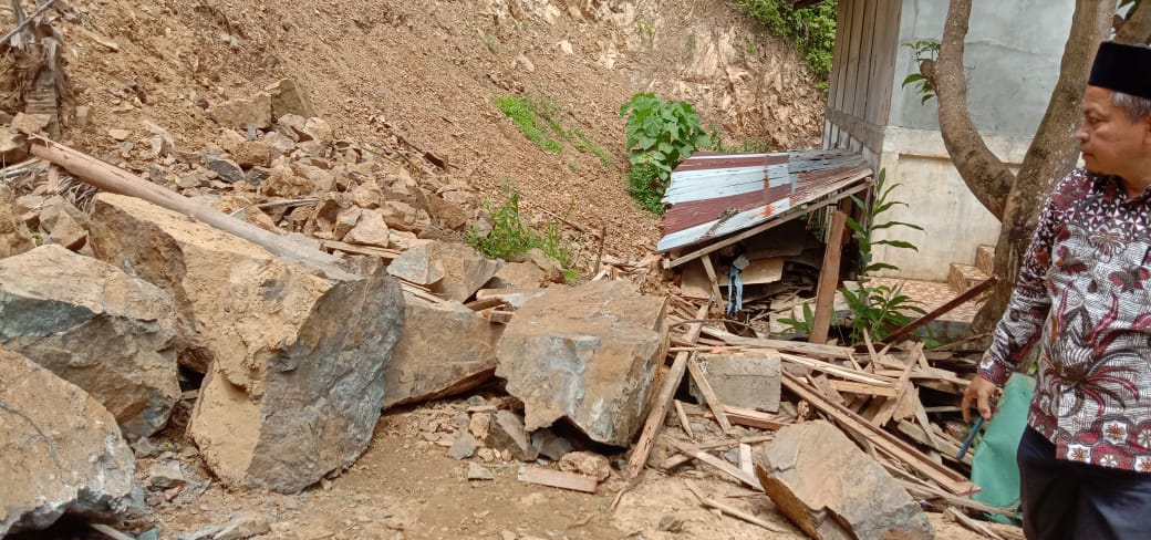 Gedung Dayah Bustanul Qurra di Labuhanhaji Terancam Longsoran Batu Besar