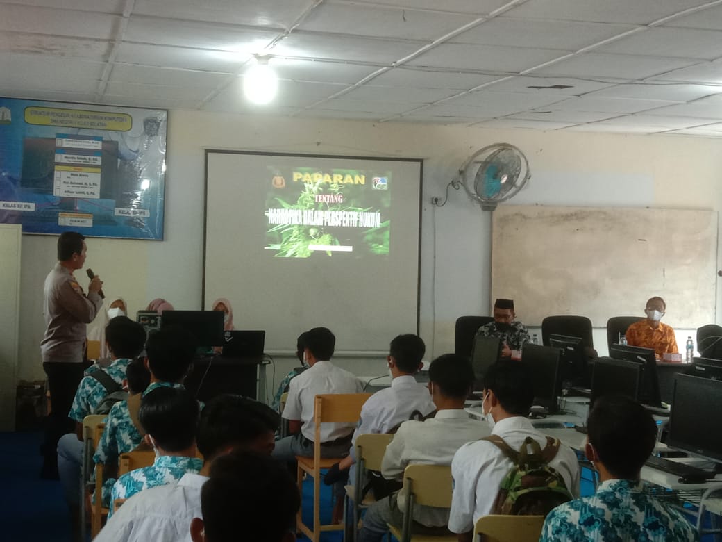 Berantas Peredaran Gelap Narkotika, Polsek Kluet Selatan Dan Mahasiswa KKN USK Berikan Sosialisasi Bahaya Narkotika Di SMA 1 Kluet Selatan
