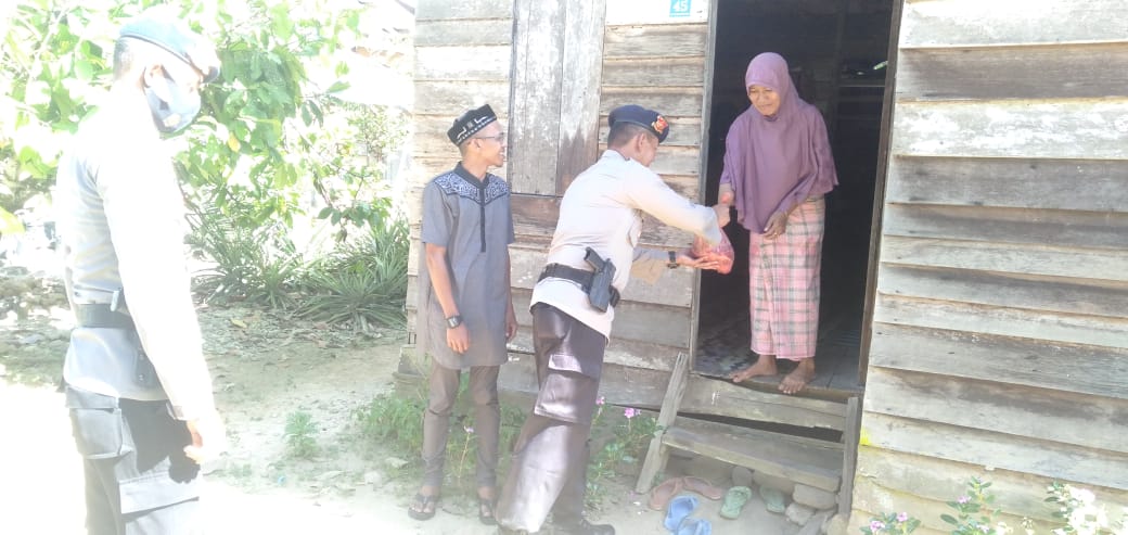 Batalyon C Brimob Aceh Bagikan Daging Kurban Kepada Warga Terdampak Pandemi