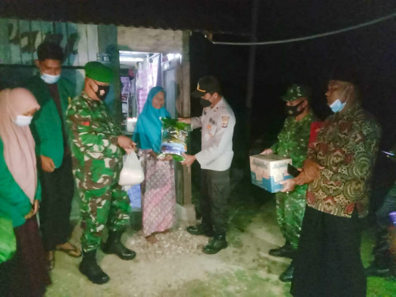 Ciptakan Situasi Kamtibmas Kondusif Di Tengah Pandemi, Polsek Kluet Selatan Gelar Patroli Gabungan Dan Bagikan Sembako