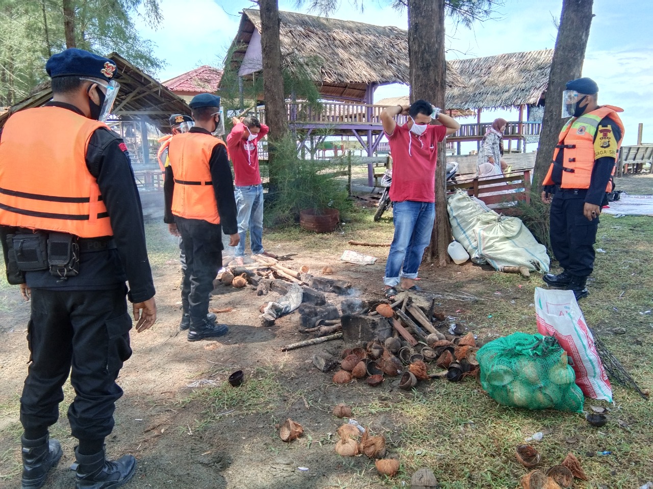 Cegah Penularan Covid-19, Personel Kompi 3 Batalyon C Pelopor Brimob Aceh Sosialisasikan Protkes Kepada Wisatawan