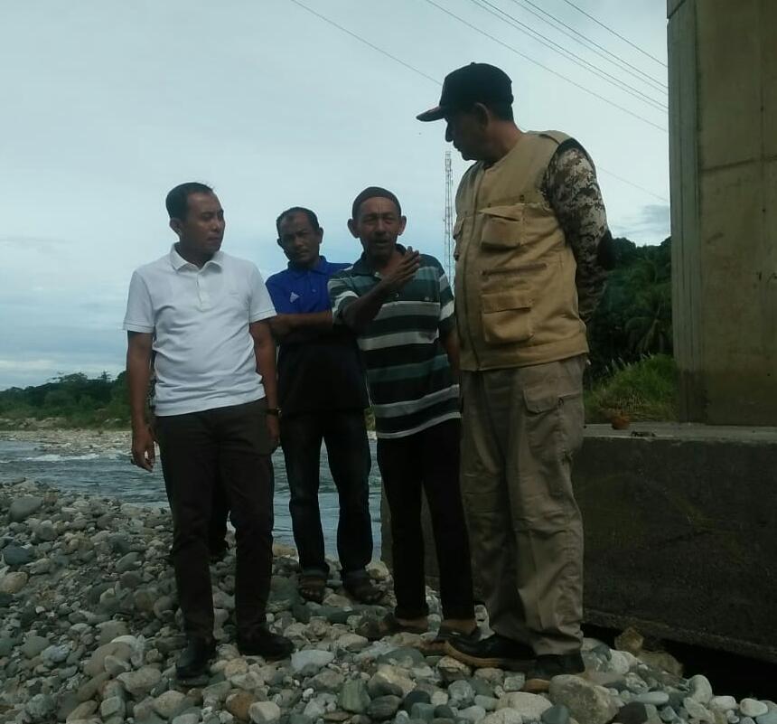 Ketua Komisi II DPRA Tinjau Pintu Irigasi di Labuhanhaji Barat