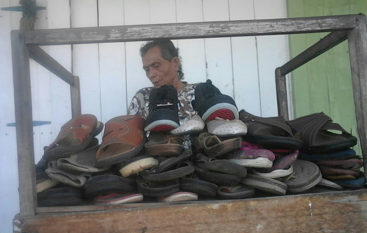 M. Yunus Sudah 22 Tahun Tekuni Pekerjaan Jahit Sepatu