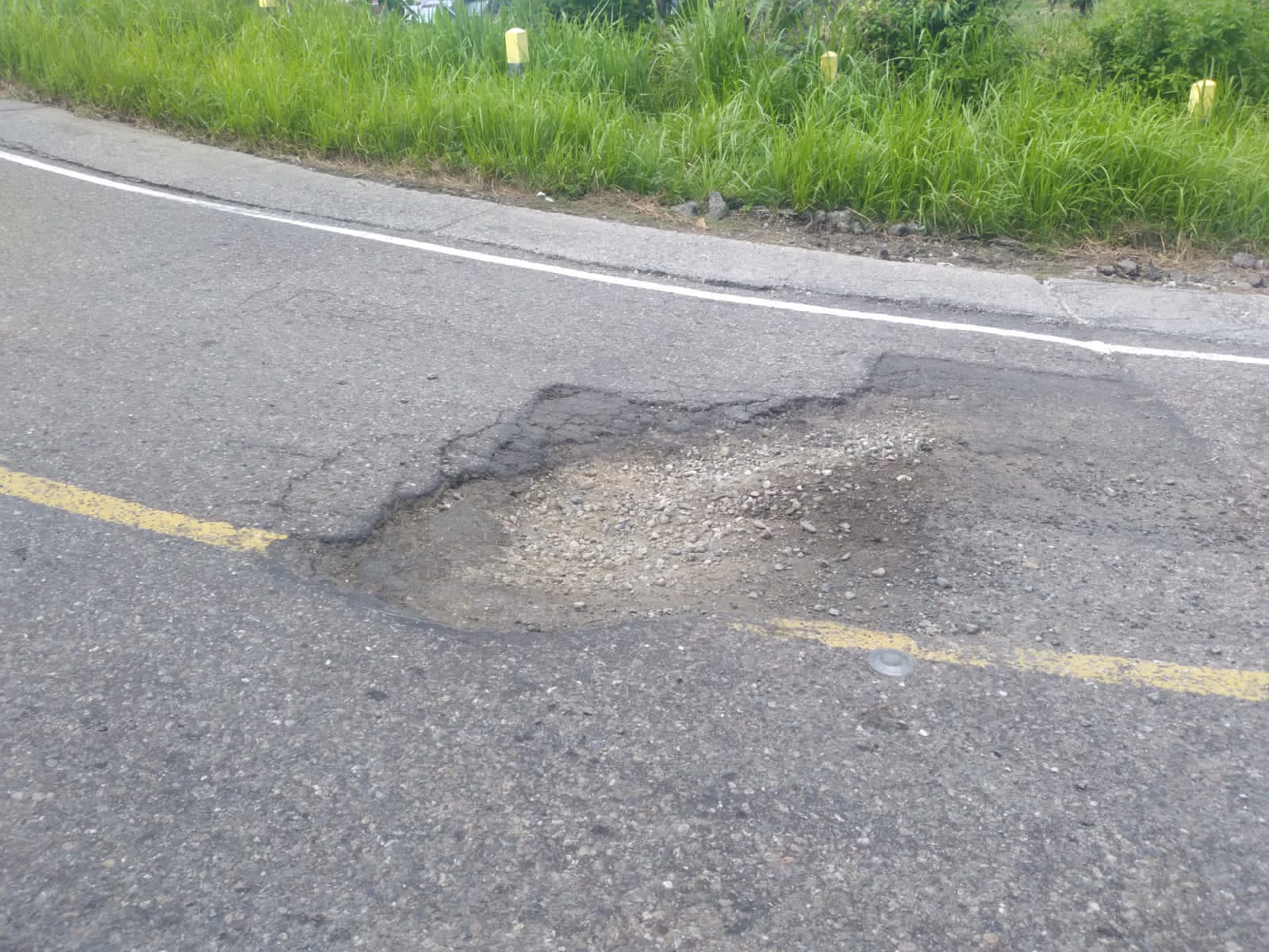 Lubang di Lintasan Tapaktuan – Subulussalam Ancam Keselamatan Pengguna Jalan