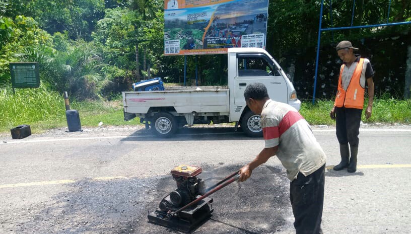 Rekanan Perbaiki Jalan Berlubang di Belokan Tanjakan Gampong Batu Itam