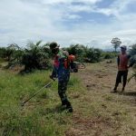 Motivasi Petani, Babinsa Koramil/09 Trumon  Babat Rumput di Kebun Warga Binaan