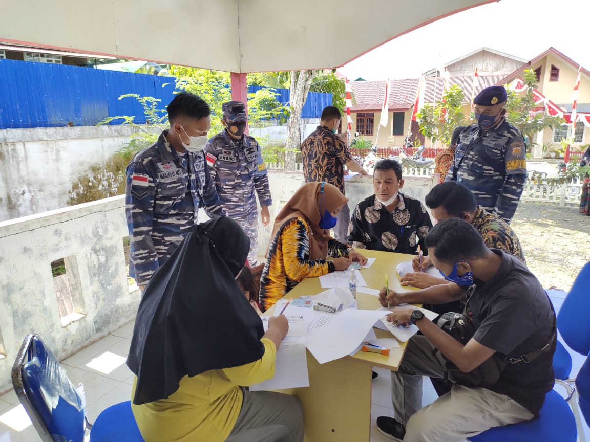 Peringati Hut TNI AL 76, Lanal Simeuleu Laksanakan Serbuan Vaksinasi Bersama Puskesmas Simeulue Timur