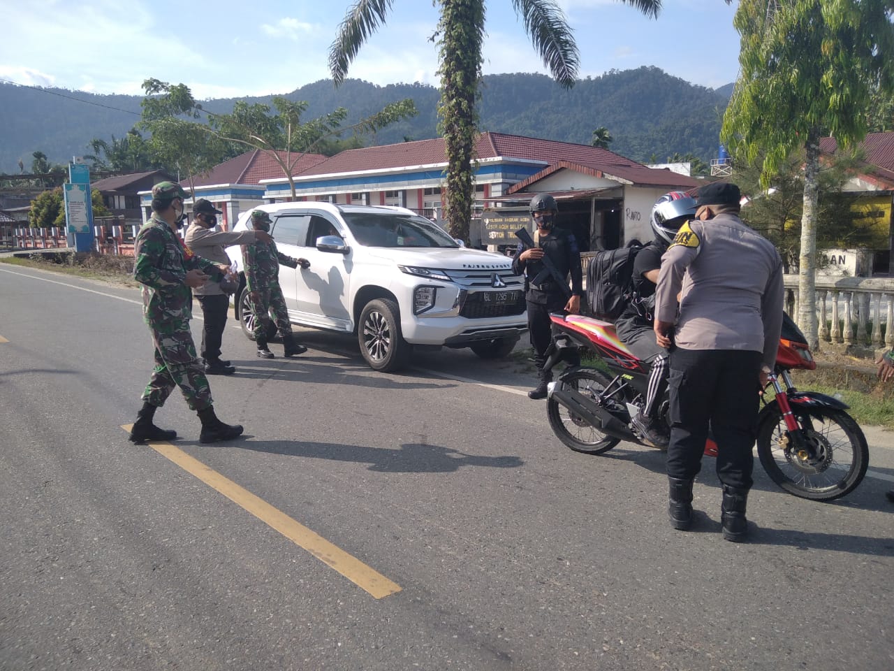 Tingkatkan Kesadaran Masyarakat Aceh Selatan Dalam Menerapkan Protkes, Brimob Aceh Gelar Operasi Yustisi