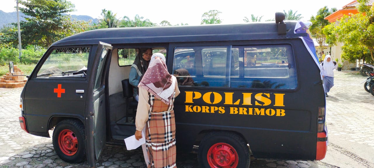 Percepatan Vaksinasi Covid-19, Brimob Polda Aceh Bantu Mobilisasi Siswa
