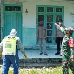 Bersama Satgas PPKM, Babinsa dan Bhabinkamtibmas Kluet Utara Semprotkan Disinfektan