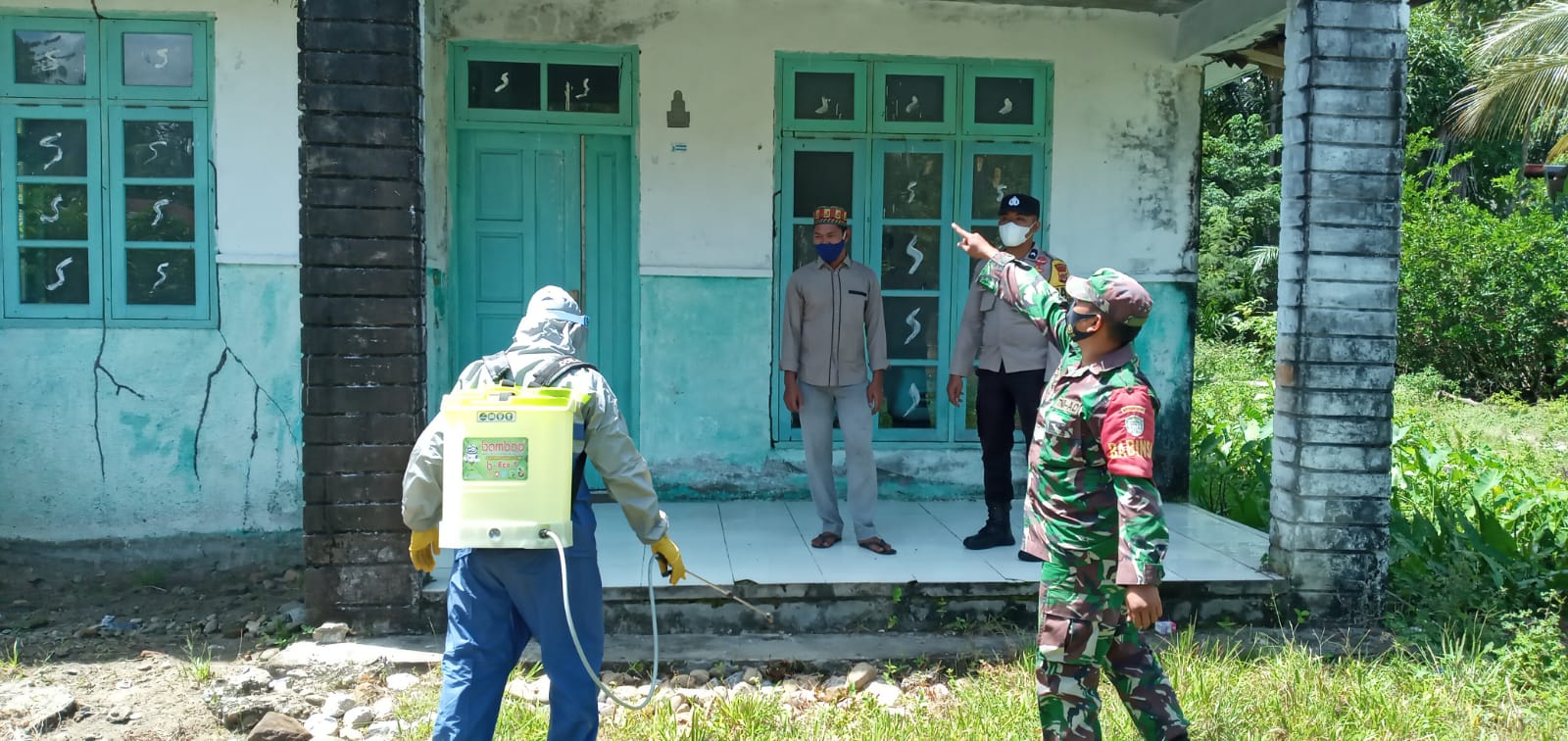 Bersama Satgas PPKM, Babinsa dan Bhabinkamtibmas Kluet Utara Semprotkan Disinfektan