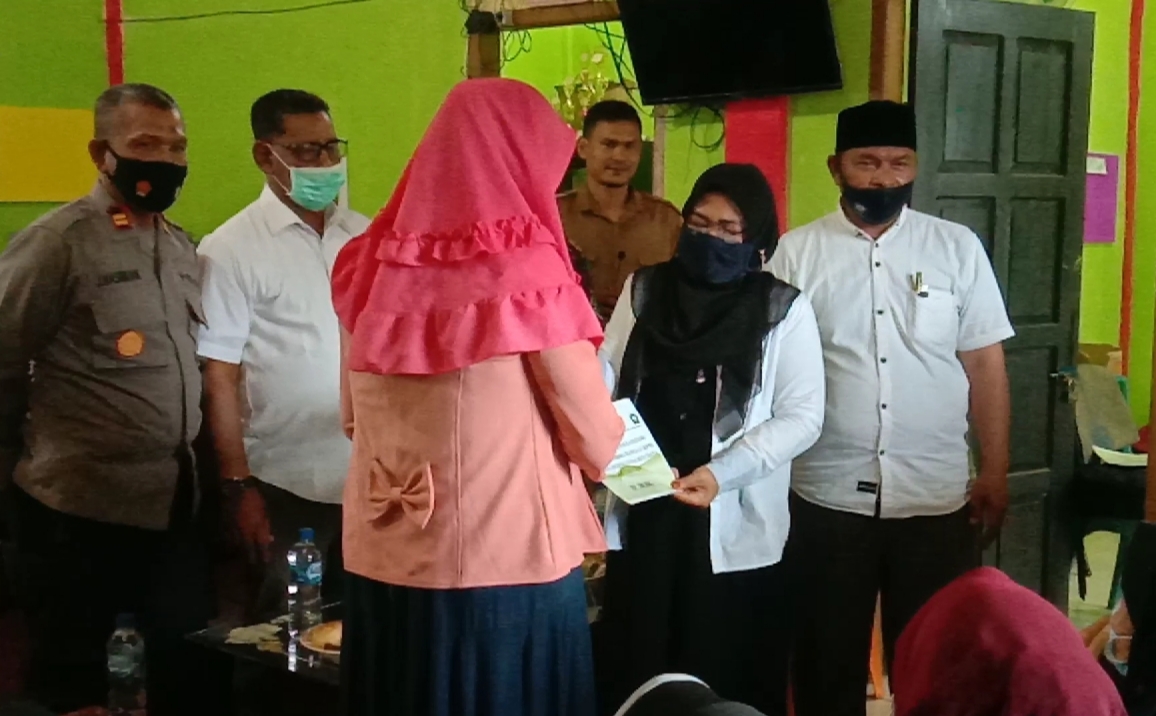 Disaksikan Kadis PMG Aceh Selatan Dan Muspika, Pemerintah Gampong Kota Fajar Salurkan BLT DD