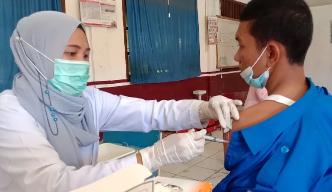 Sejumlah Siswa SMK Negeri 1 Kluet Selatan Divaksin