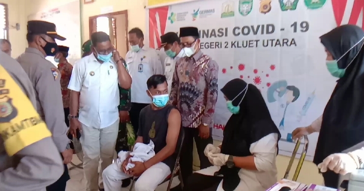 Disaksikan Bupati, 76 Siswa SMA Negeri 2 Kluet Utara Divaksin, Cut Maria : Ini Untuk Melindungi Diri Dan Orang Yang Kita Cintai