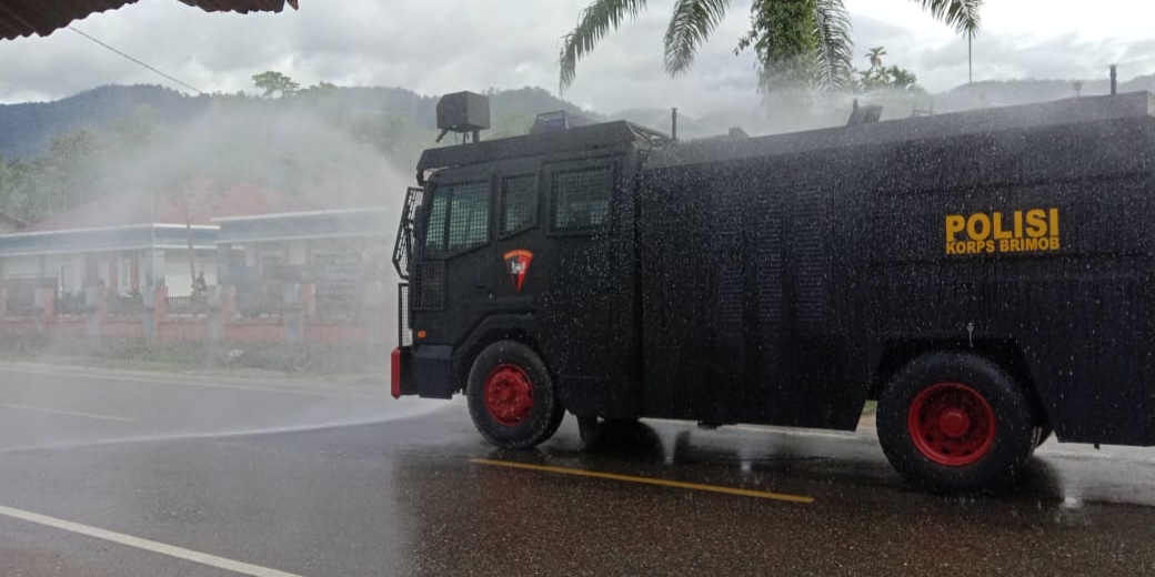 Satuan Brimob Polda Aceh Semprot Disinfectant Di Puskesmas Ladang Rimba, Ini Pesan Kompol Hari