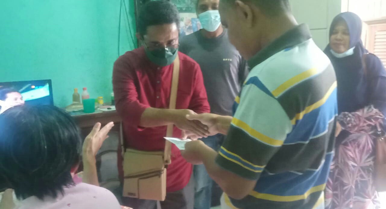 Alumni MTsN Tapaktuan Angkatan 1990 Salurkan Bantuan Untuk Istri Salfisaldi