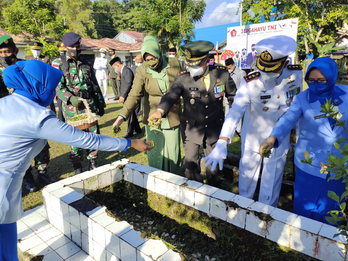 Jelang Peringatan HUT TNI Ke 76 Komandan Lanal Simeulue  Ziarah  Makam Pahlawan