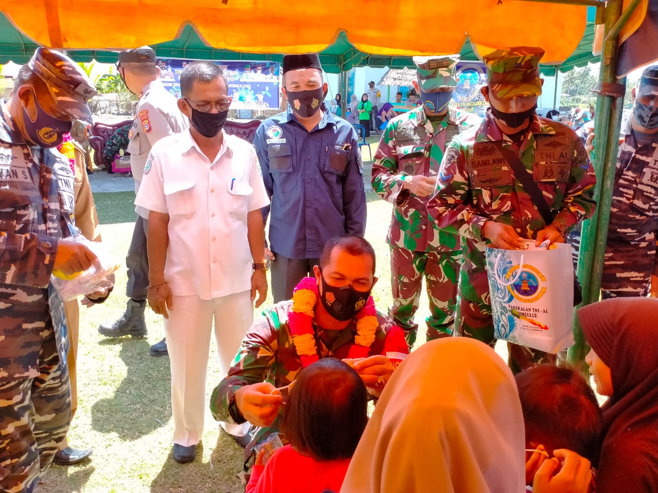 Danlanal Simeulue Laksanakan Serbuan Vaksinasi Maritim Di Teupah Selatan