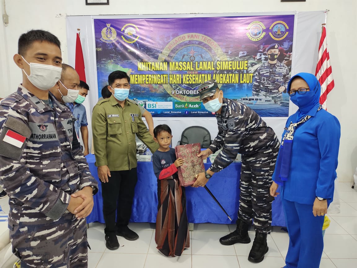 Pangkalan TNI AL Simeulue menyelenggarakan Bakti sosial Khitanan Massal.