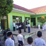 Kopda Ikhsan Khalik Pimpin Upacara Bendera di MIN 3 Simpang Empat Sawang