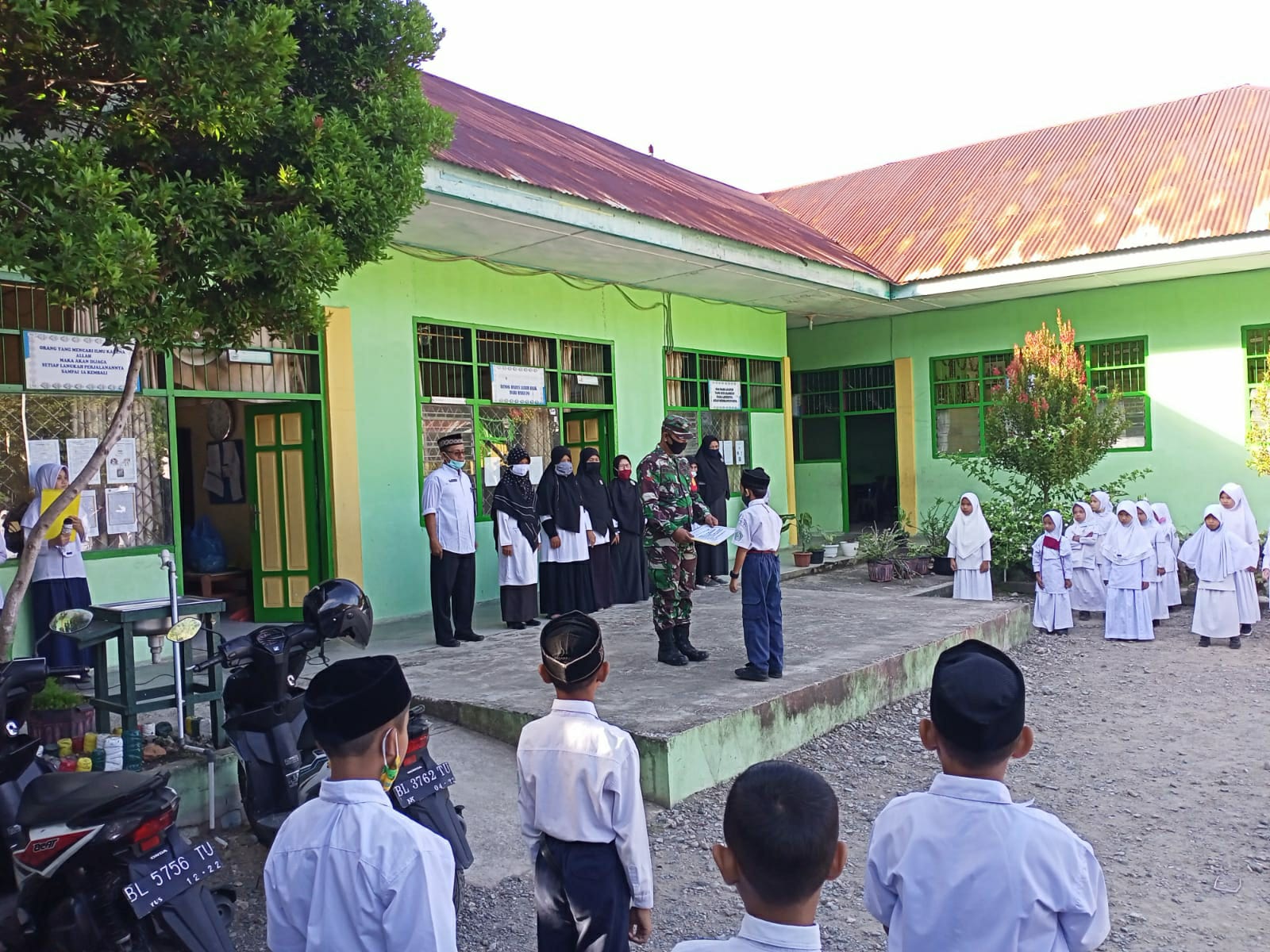 Kopda Ikhsan Khalik Pimpin Upacara Bendera di MIN 3 Simpang Empat Sawang