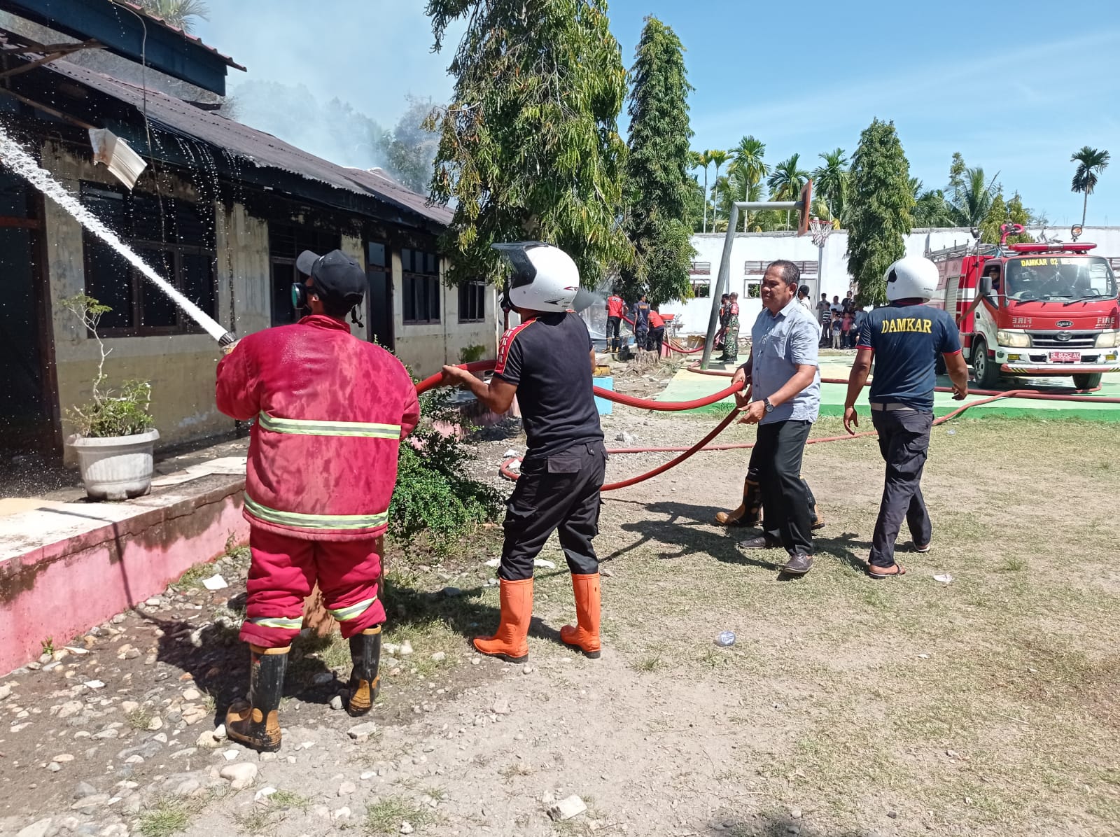 5 Ruangan SMPN 1  Labuhanhaji   Hangus Terbakar