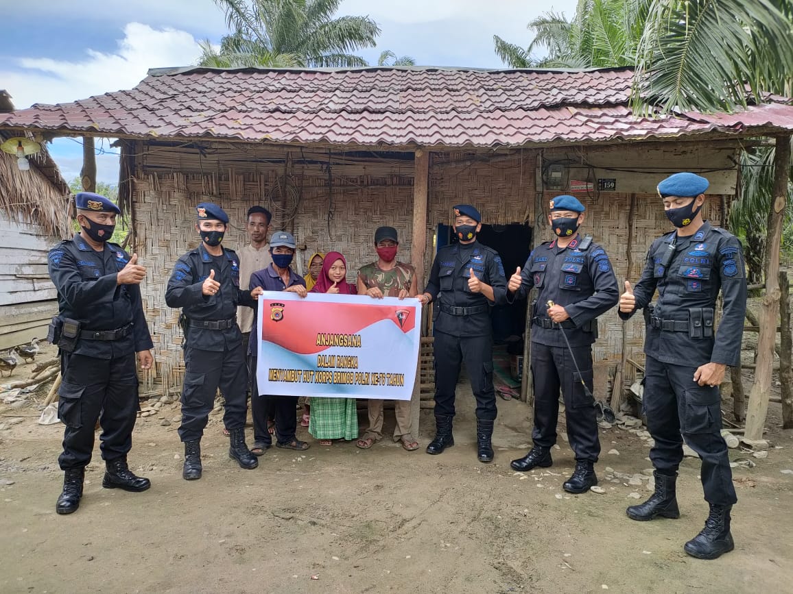 Dalam Rangka Menyambut Hari Ulang Tahun Yang Ke 76, Sat Brimob Polda Aceh Bagikan Sembako Ke Masyarakat Kurang Mampu, Lansia Dan Anak Yatim