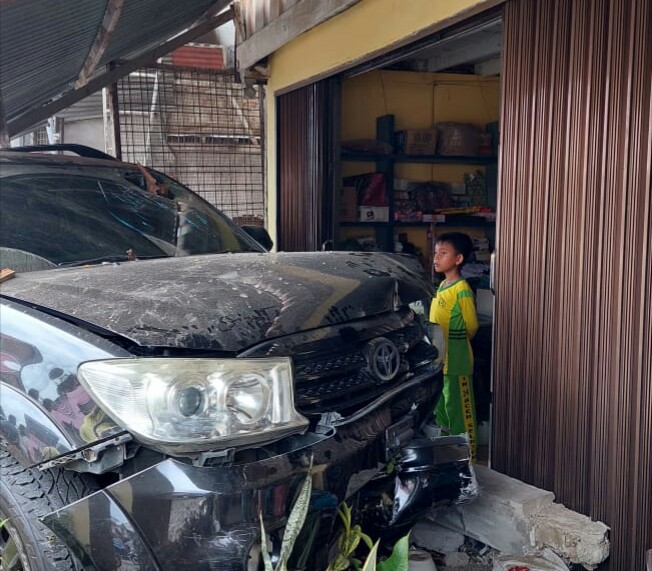Fortuner Tabrak Rumah Warga Tapaktuan