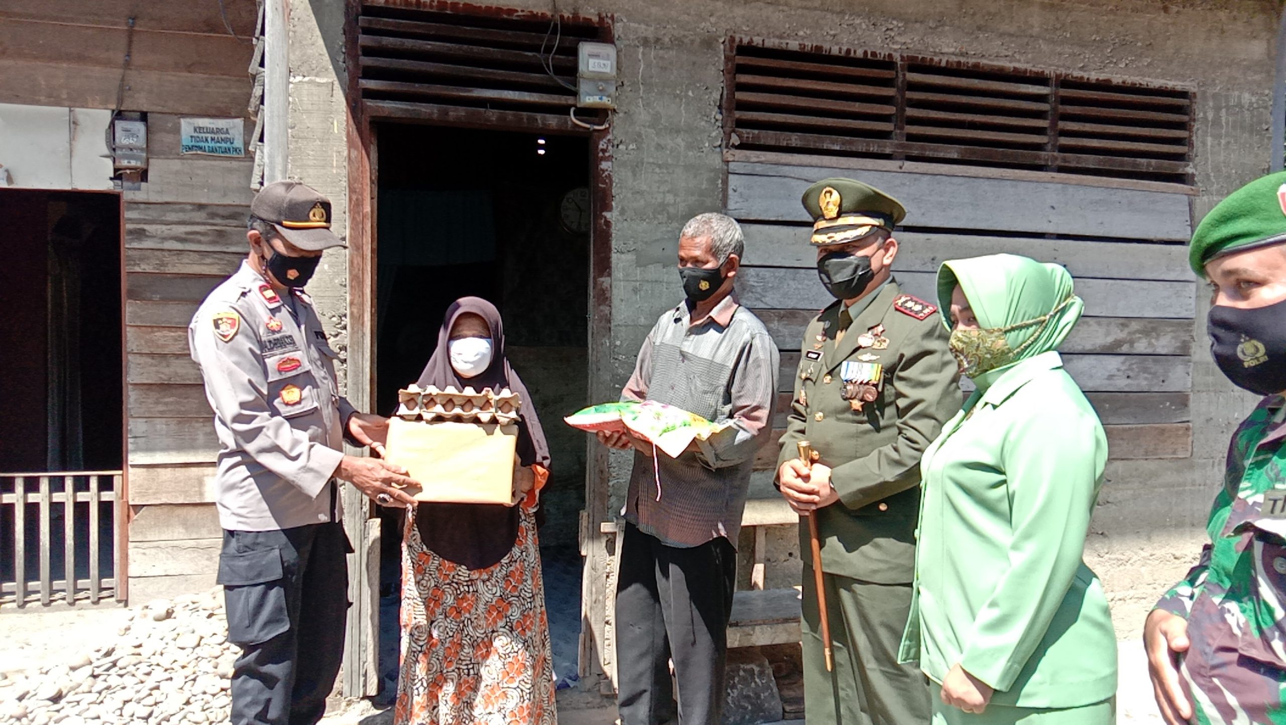 Usai Melaksanakan Upacara Tabur Bunga, Dandim 0107 Aceh Selatan Bagikan Sembako Kepada Masyarakat