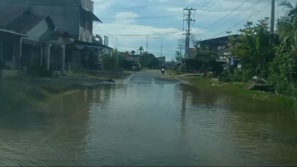 Badan Jalan  Nasional di Aceh Selatan Digenangi Luapan Air