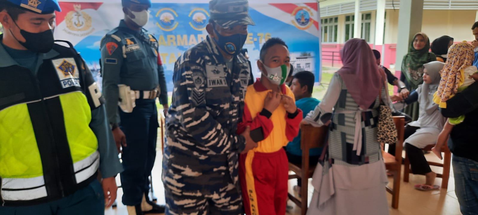 Peringati HUT Armada RI Ke-76, Lanal Simeulue Gelar Serbuan Vaksinasi Maritim dan Donor Darah
