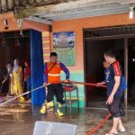 Banjir Surut,Masyarakat Dibantu  Personel BPBD Dan TNI-POLRI Bersihkan Rumah