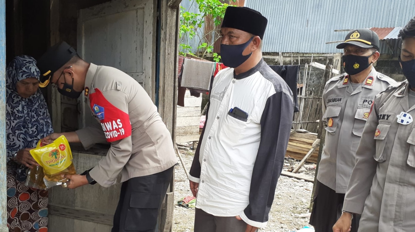 Kapolres Bersama Ketua Cabang Bhayangkari Aceh Selatan Kunjungi Korban Banjir