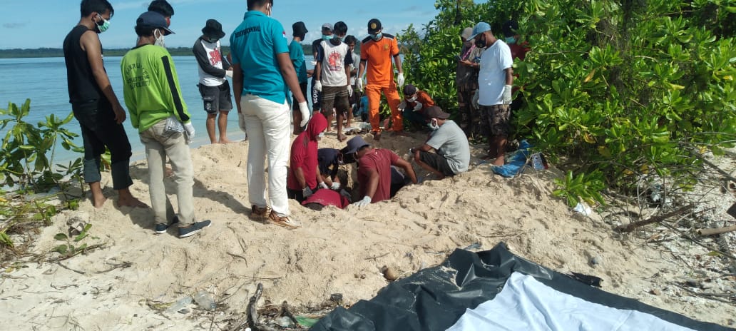 Tim Penjemput Sedang Membawa Pulang Jenazah Almarhum Teguh Wijaya