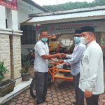 Pemkab Asel Salurkan Bansos Kepada Abang Becak dan Pelaku Usaha