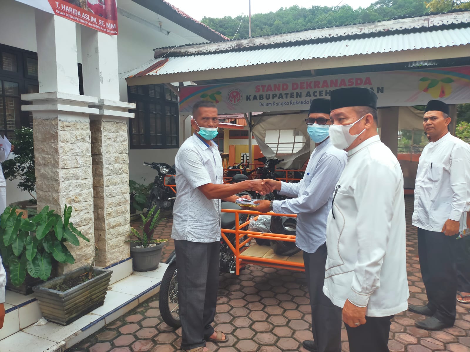 Pemkab Asel Salurkan Bansos Kepada Abang Becak dan Pelaku Usaha