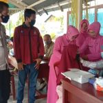 Bersama PKH dan TKSK, Polsek Kluet Selatan Buka Gerai Vaksin