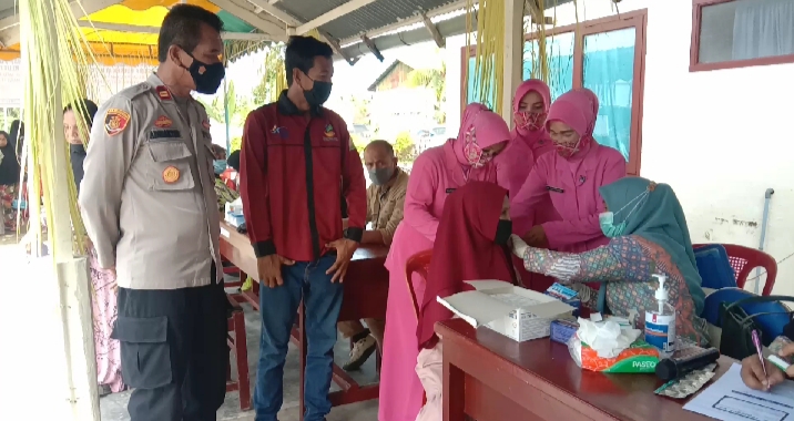 Bersama PKH dan TKSK, Polsek Kluet Selatan Buka Gerai Vaksin