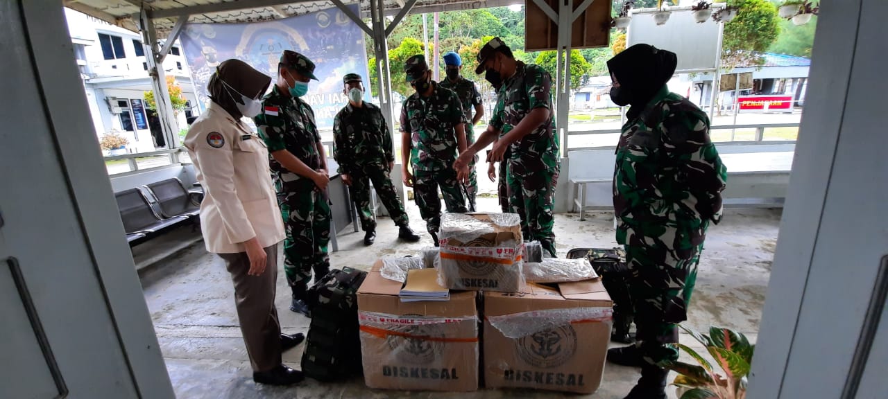 Danlanal Tinjau Kiriman Paket Obat dan Matkes di BP Mako Lanal Simeulue