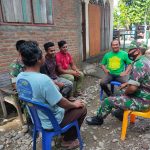 Babinsa Melaksanakan Komsos Mengingatkan Warga Pentingnya Mematuhi Protokol Kesehatan