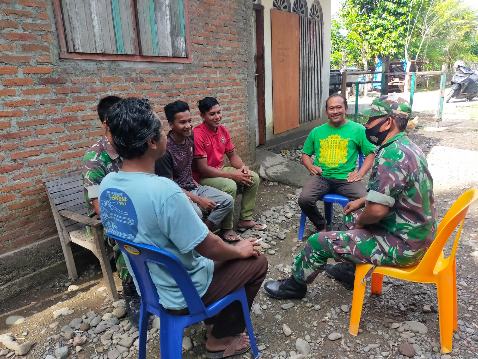 Babinsa Melaksanakan Komsos Mengingatkan Warga Pentingnya Mematuhi Protokol Kesehatan