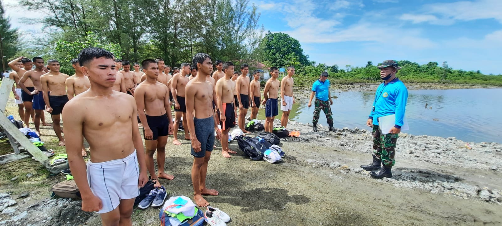 LANAL SIMEULUE LAKSANAKAN TEST KEMAMPUAN RENANG UNTUK SELEKSI MENJADI PRAJURIT TNI AL
