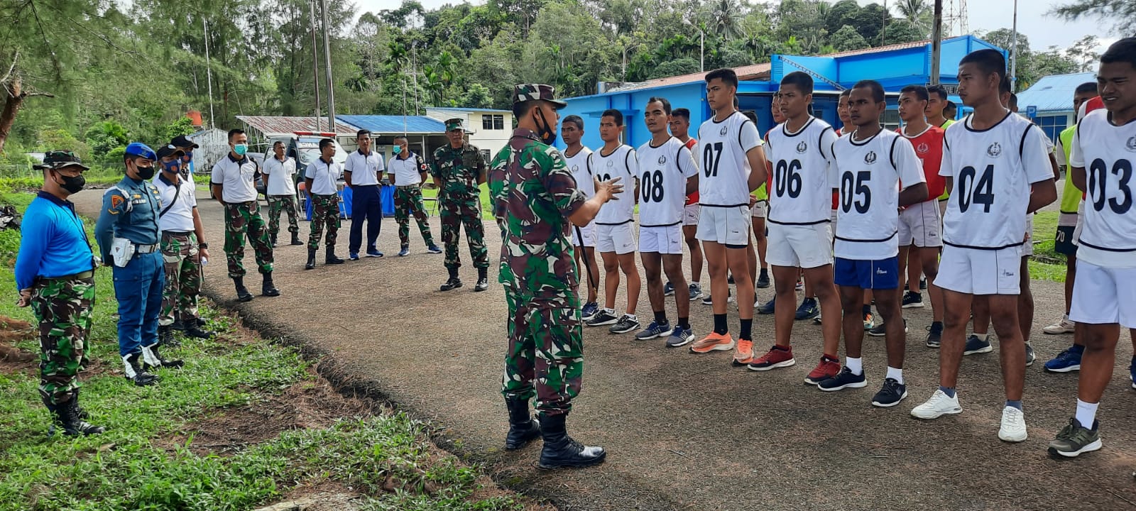 Komandan Pangkalan TNI AL Simeulue Melihat Langsung Test Jasmani Casis Bintara dan Tamtama TNI AL Gelombang I T.A 2022